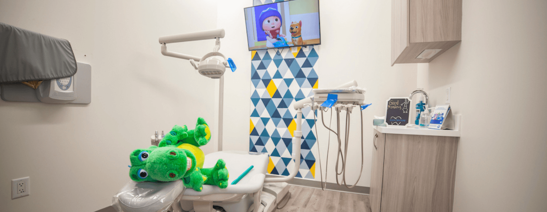 interior of dental exam room with stuffed animal | childrens dentist teaneck