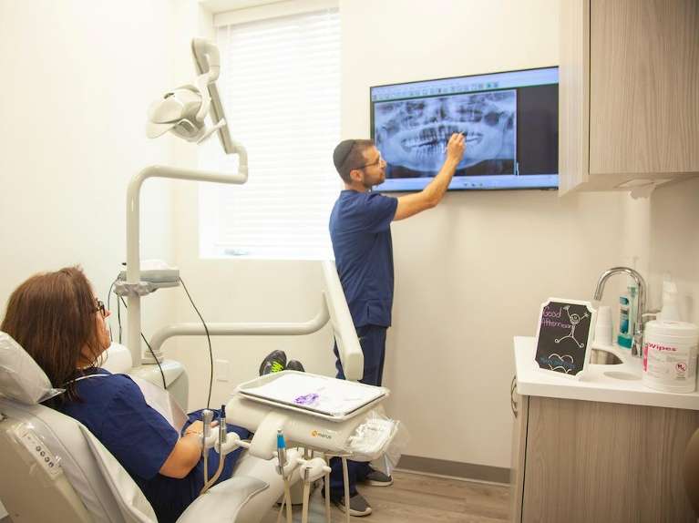 dr eli shteingart showing digital x-ray | teaneck dentist