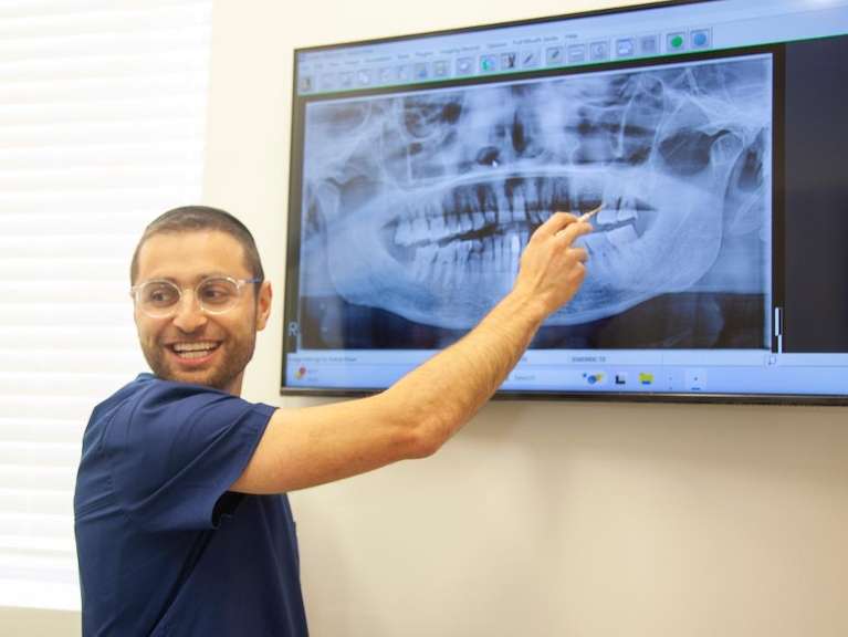 dr eli shteingart showing x-ray | dental clinic teaneck